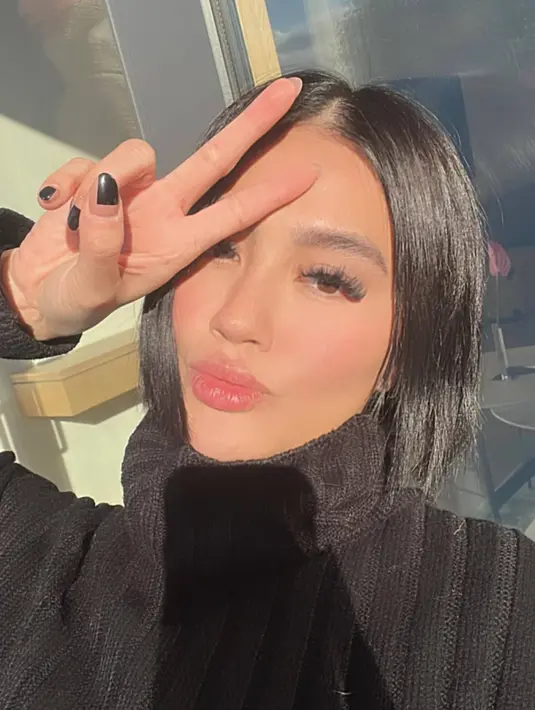 Dalam liburannya ke Jepang, Agnez Mo banyak mengunjungi berbagai tempat. Dalam media sosial Instagramnya, penyanyi yang kini sibuk mengejar karier di Amerika Serikat ini banyak mengabadikan momen serunya di InstaStory. (Liputan6.com/IG/@agnezmo)