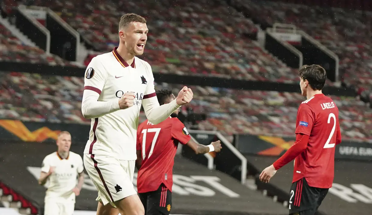 Striker AS Roma, Edin Dzeko melakukan selebrasi usai mencetak gol kedua timnya ke gawang Manchester United dalam laga leg pertama semifinal Liga Europa 2020/2021 di Old Trafford Stadium, Manchester, Kamis (29/4/2021). AS Roma kalah 2-6 dari Manchester United. (AP/Jon Super)
