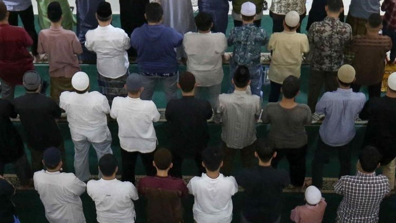 FOTO: Suka Cita Jemaah Muhammadiyah di Masjid Raya Uswatun Hasanah Gelar Salat Tarawih Pertama