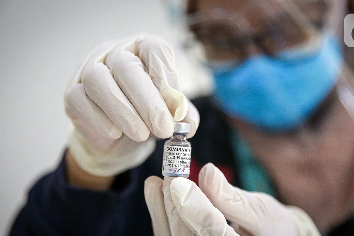 FOTO: Vaksin COVID-19 Pfizer Mulai Disuntikkan kepada Warga
