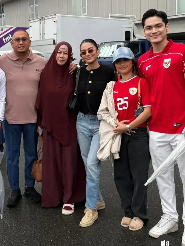 Gaya Azizah Salsha dan Jennifer Chopper saat Menyaksikan Langsung Timnas Indonesia Lawan Jepang. [@andre_rosiade]