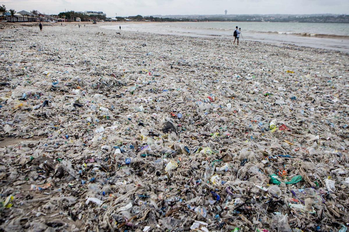 FOTO: Aksi Bersihkan Sampah di Pantai Jimbaran Bali
