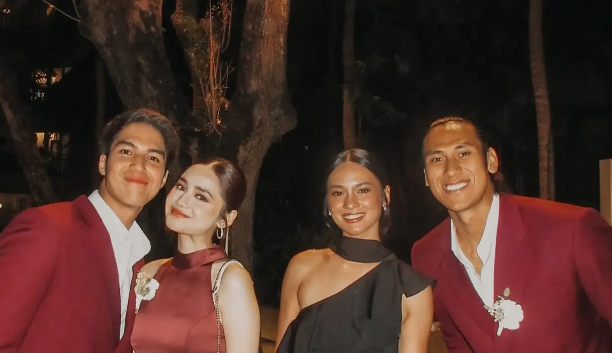 Syifa Hadju dan EL Rumi sama-sama menjadi bridesmaid dan groomsmen dengan pakaian serba maroon. El tampil dengan setelan jas, sedangkan Syifa mengenakan long dress halter neck sleeveless dengan aksen belt dihiasi beads. [@gelaelized]