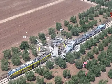 Tampak dari atas tabrakan antar kereta di desa selatan Corato, Bari, Italia, (12/7).Kereta penumpang tersebut saling bertabrakan dan menewaskan 11 orang. (Italian Firefighters/REUTERS)