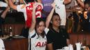 Roaring Night pertandingan Liga Inggris 2023/2024 antara Tottenham Hotspur kontra Arsenal yang digelar komunitas penggemar Spurs, IndoSpurs Jakarta berkolaborasi dengan Vidio, Bola.com dan Bola.net sebagai sponsor, berlangsung dalam suasana campur aduk mulai semangat, lesu, dan kemudian bergairah di Treehaus Kemang, Minggu (28/4/2024). Spurs harus tertinggal tiga gol dulu dan berusaha bangkit dengan gol balasan yang sayangnya tetap kalah 2-3 dalam laga ini. (Bola.com/Abdul Aziz)