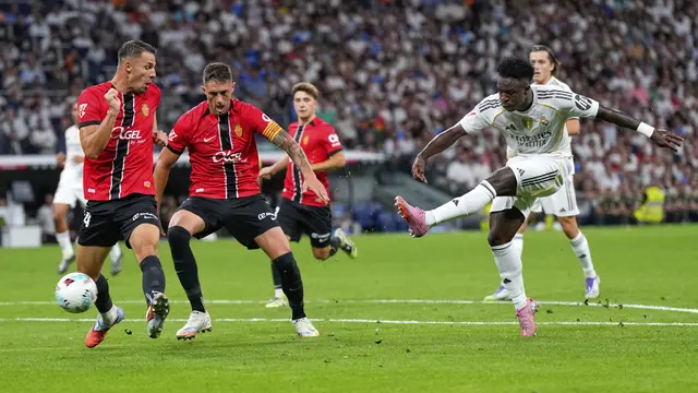 Vinicius Junior dari Real Madrid (kanan) mencetak gol kedua timnya dalam laga La Liga antara Real Madrid dan Mallorca