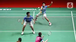 Pebulu tangkis ganda putri Indonesia, Apriyani Rahayu/Siti Fadia Silva Ramadhanti saat bertanding melawan Pearly Tan/ Thinaah Muralitharan (Malaysia) pada Semifinal Indonesia Masters 2022 di Istora Senayan, Jakarta, Sabtu (11/6/2022). Apriyani/Siti Fadia unggul 21-23, 21-14 dan 21-14. (Liputan6.com/Helmi Fithriansyah)