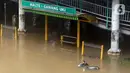 Sebuah motor tenggelam di Jalan Di Panjaitan dekat Halte Transjakarta Cawang Soetoyo yang banjir, Jakarta, Rabu (1/1/2020). Hujan yang mengguyur Jakarta sejak Selasa sore (31/12/2019) mengakibatkan banjir di sejumlah titik di Jakarta. (Liputan6.com/Helmi Fithriansyah)