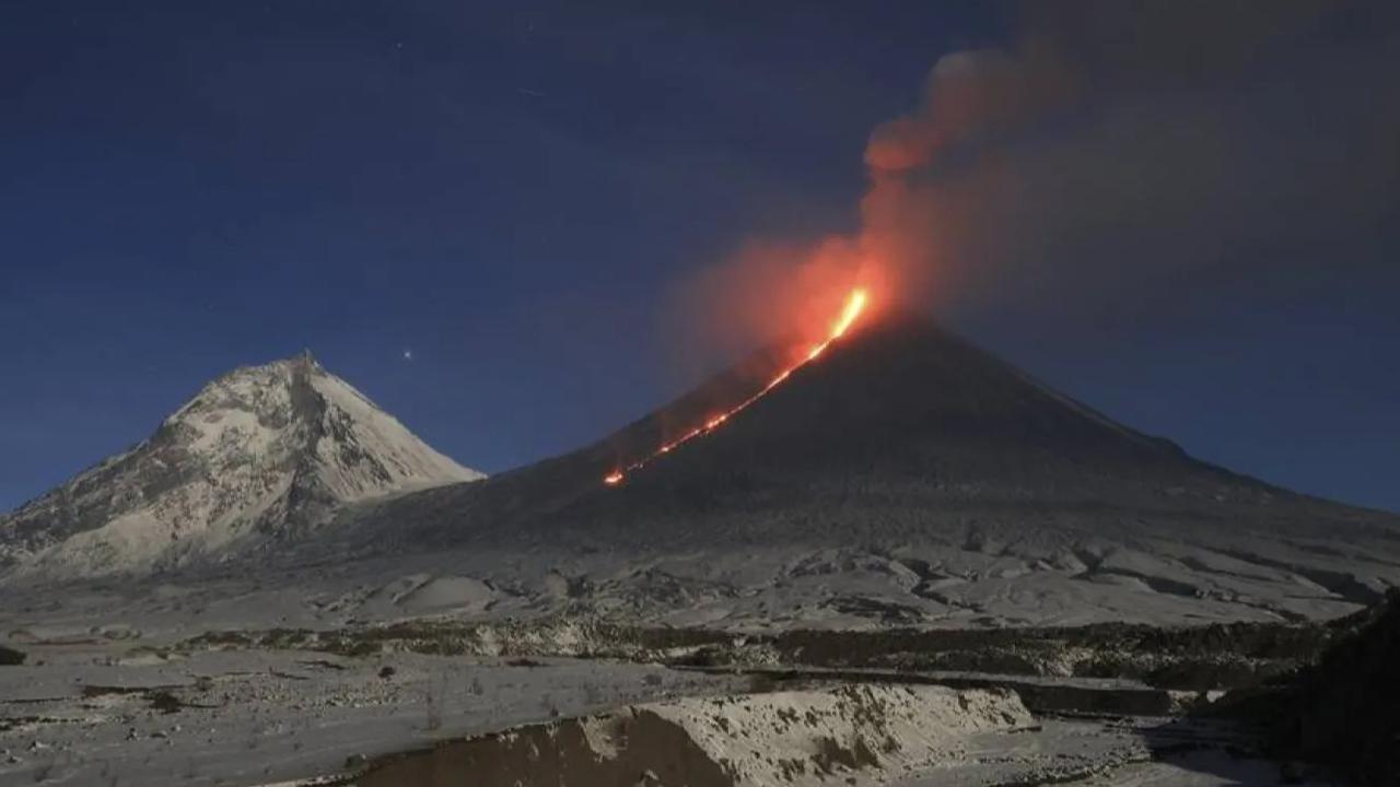 VIDEO Gunung Berapi di Rusia Meletus Setelah Gempa Dahysat 8,8 Magnitudo, Lava Panas Mengalir Deras