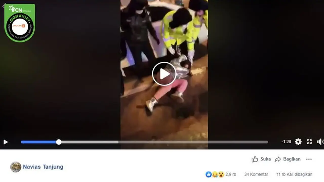 Gambar Tangkapan Layar Video Seorang Wanita Diseret Paksa Polisi di China