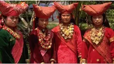 Pada masyarakat ini, wanita memiliki kedudukan yang sangat tinggi dan memiliki pengaruh yang sangat besar dibanding pria.