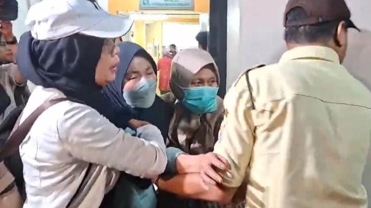 Tangis Karina Ranau, Istri Setia Dampingi Almarhum Epy Kusnandar hingga Akhir Hayat