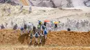 Aktivis iklim mamasuki tambang batu bara lignit Garzweiler di Garzweiler, Jerman barat, Sabtu (22/6/2019). Para aktivis mengenakan pakaian putih dan membawa kantong tidur. (Marcel Kusch/DPA/AFP)