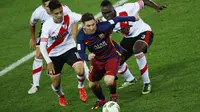 Lionel Messi dikeroyok pemain River Plate (Reuters/Liputan6.com)