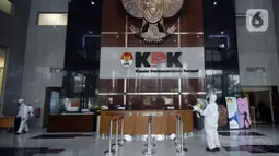 Petugas kesehatan melakukan peyemprotan disinfektan di bagian dalam Gedung KPK, Jakarta, Rabu (18/3/2020). Penyemprotan dilakukan untuk mencegah penyebaran virus corona COVID-19. (merdeka.com/Dwi Narwoko)