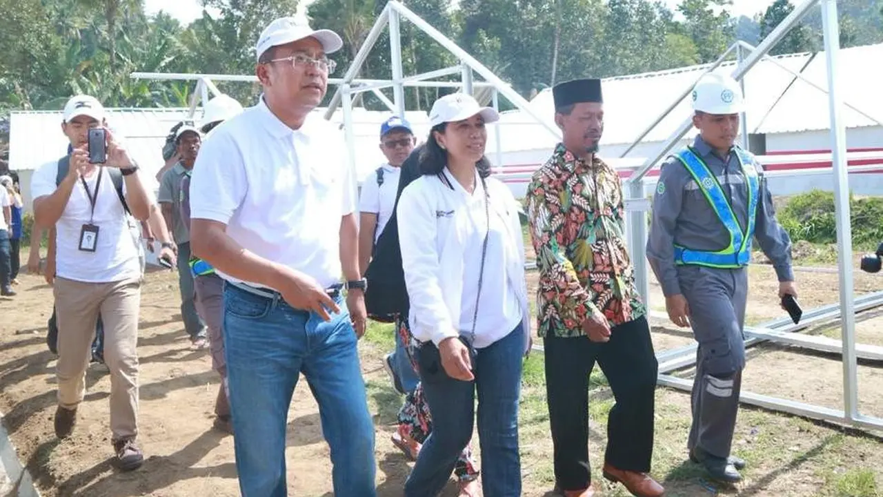 Menteri Rini meninjau pembangunan Rumah Rawan Gempa (RRG) sebagai tempat tinggal sementara bagi para pengungsi gempa Lombok. (Foto: Humas Kementerian BUMN)