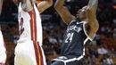 Forward Miami Heat, Derrick Williams, berusaha menghalangi guard Brooklyn Nets, Rondae Hollis-Jefferson, dalam laga pramusim NBA 2016-2017 di American Airlines Arena, Miami, Florida, AS, Selasa (11/10/2016). (AP Photo/Alan Diaz)