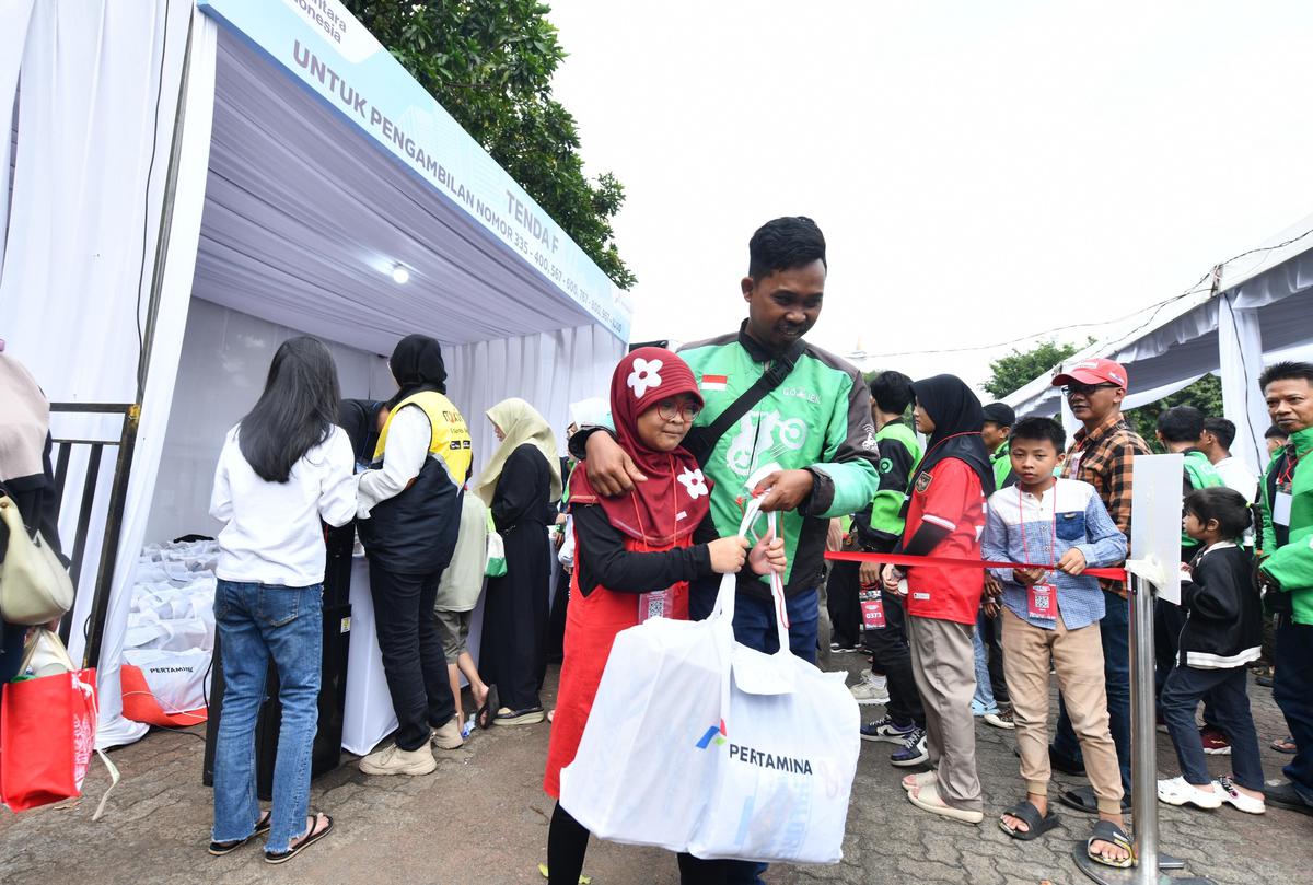 Seribu anak pengemudi ojek dari berbagai provider dan ojek pangkalan menerima bantuan berupa seragam dan perlengkapan sekolah dari PT Pertamina
