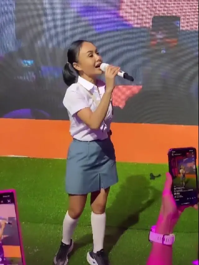 Yuni Shara di ulang tahun Ussy Sulistiawaty. (Instagram @lizaolivia.11 via @infia_showbiz)