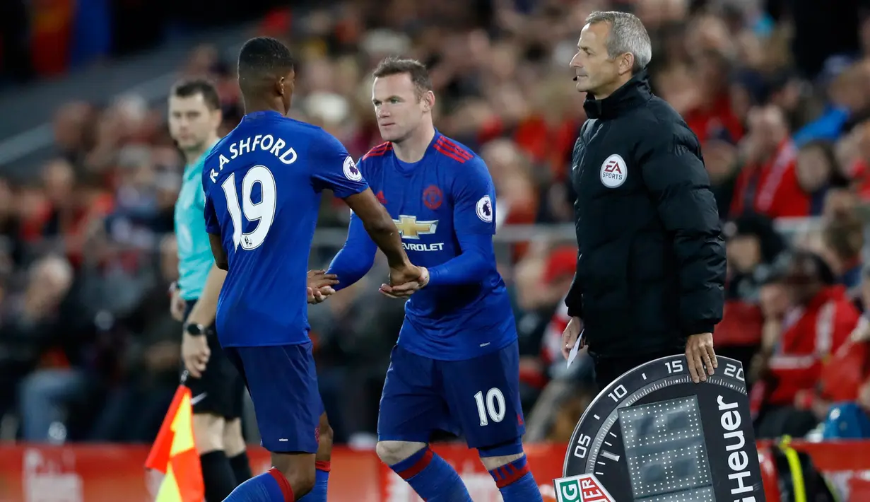 Pergantian pemain Manchester United, Wayne Rooney masuk menggantikan Marcus Rashford pada pertandingan liga Inggris, Liverpool menjamu MU di stadion Anfield, Liverpool, Inggris (17/17). (Reuters/Carl Recine)