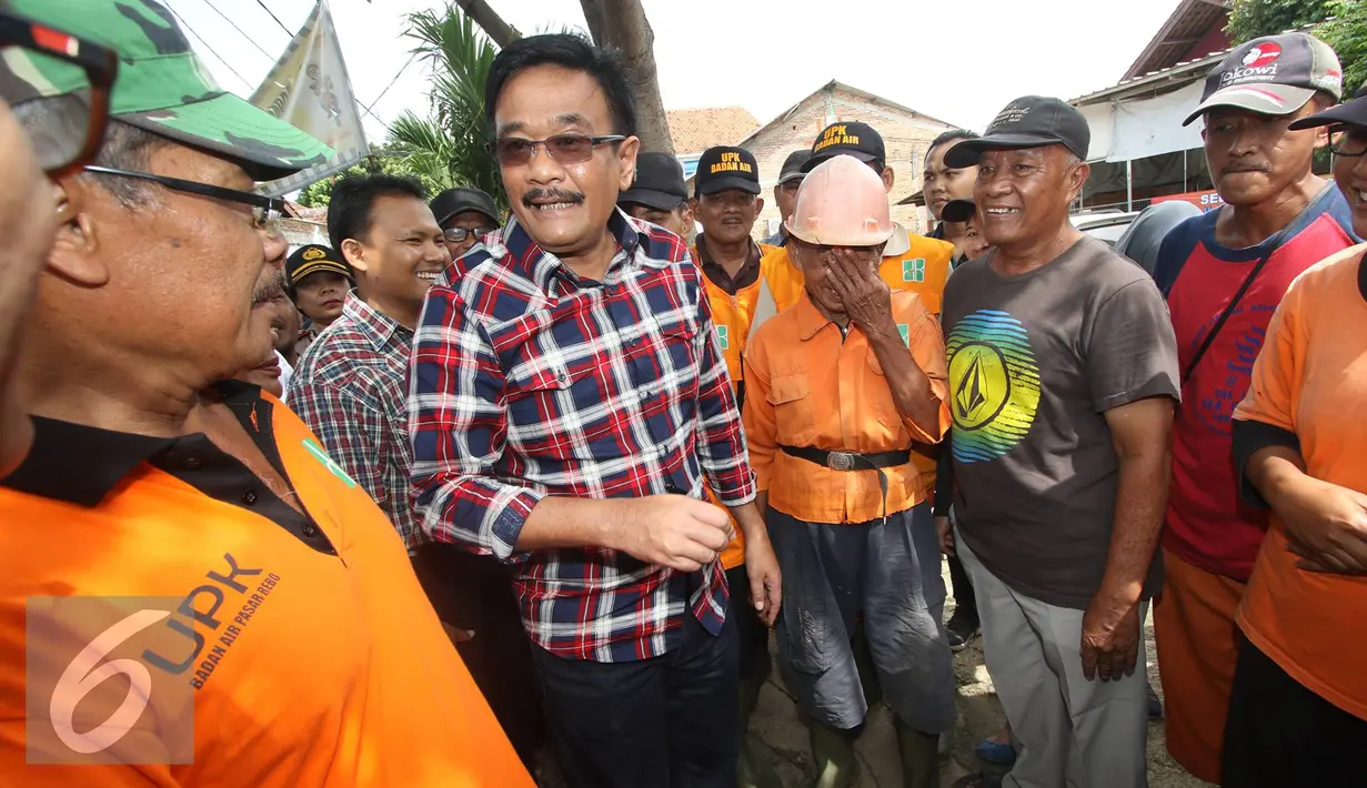 Cawagub DKI Jakarta nomor urut dua Djarot Saiful Hidayat berdialog dengan pekerja kebersihan di Kali Mati, Pasar Rebo, Jakarta Timur, Rabu (2/11). Djarot menghimbau warga untuk menjaga kebersihan kali agar mencegah banjir. (Liputan6.com/Immanuel Antonius)