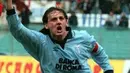 3. Giuseppe Signori (Lazio), penyerang mungil asal Italia ini memiliki naluri mencetak gol yang tinggi. Bersama klub ibukota dirinya sempat dua kali menjadi pencetak gol terbanyak Liga Italia. (Youtube)