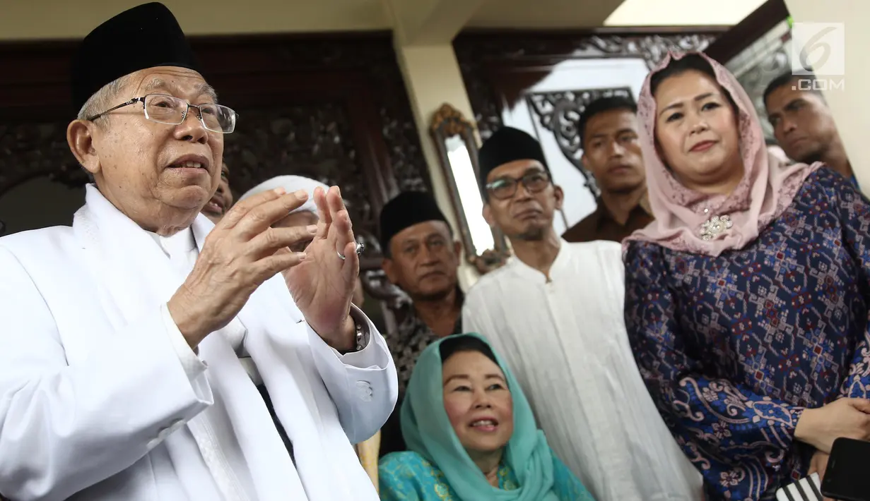 Cawapres nomor urut 01 Ma'ruf Amin memberi keterangan usai bertemu istri Gus Dur, Sinta Nuriyah di Ciganjur, Jakarta, Rabu (26/9). Ma'ruf Amin juga meminta restu kepada keluarga Gus Dur berkaitan perhelatan Pilpres 2019. (Liputan6.com/Herman Zakharia)