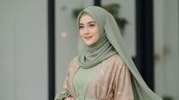 Gamis Batik Earthy Tone Kombinasi Lengan Balon Modern 2025. Foto: Gemini