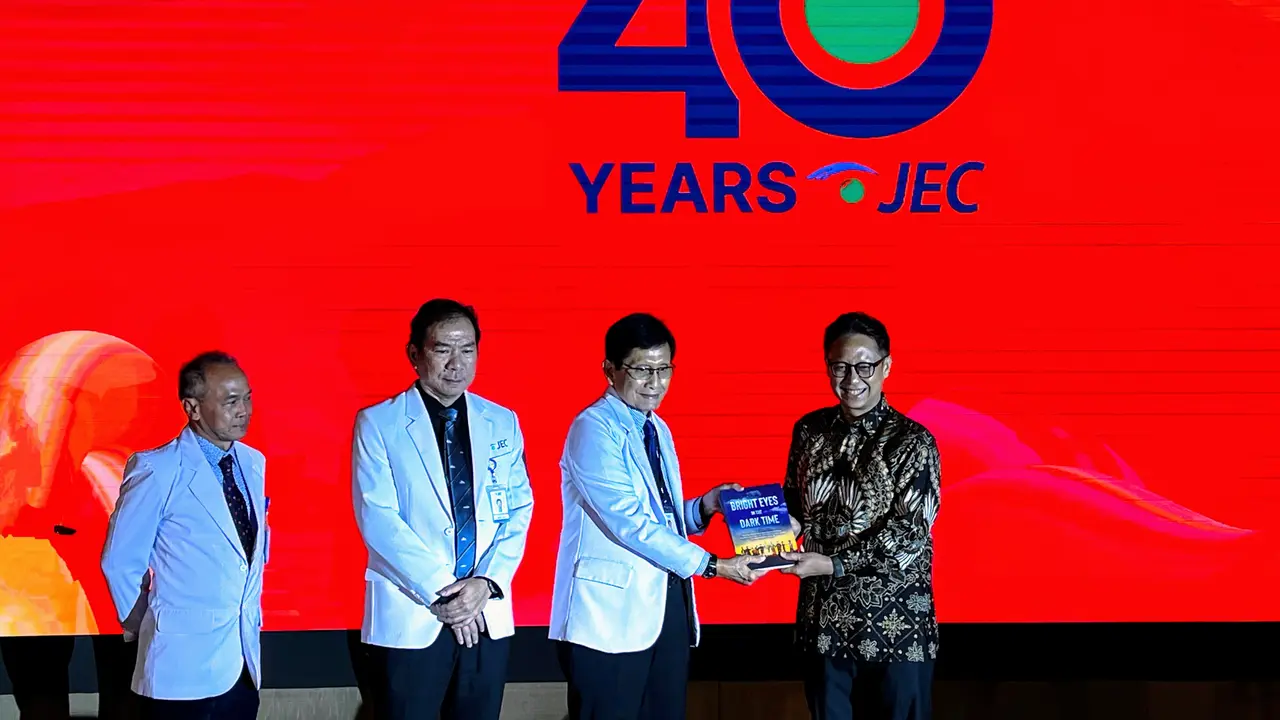 Komisaris Utama PT NSD/JEC Group, Dr Darwan M Purba SpM(K) Menyerahkan Buku 'Bright Eye in the Dark Time' kepada Menteri Kesehatan, Budi Gunadi Sadikin, Saat Peringatan '40 Years of JEC: Let’s Go Extra Miles' di RS Mata JEC @ Kedoya