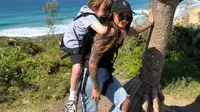 Ibu Muda Curi Perhatian karena Selalu Gendong Putranya Keliling Dunia dari Hawaii hingga Bali