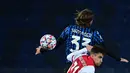 Bek Atalanta, Hans Hateboer berebut bola dengan bek Ajax, Nicolas Tagliafico pada pertandingan grup D Liga Champions di Stadion Gewiss di Bergamo, Italia, Selasa (27/10/2020). Atalanta bermain imbang 2-2 atas Ajax. (AFP/Miguel Medina)