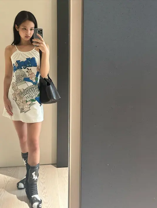 Belakangan Jennie kerap mengenakan outfit berwarna putih di laman media sosialnya. [Instagram/jennierubyjane]