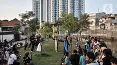 Anak-anak menyaksikan pelatihan tari saat kehadiran Perpustakaan Keliling di kawasan Kampung Melayu, Jakarta, Minggu (16/8/2020). Kegiatan sosial ini digelar oleh Komunitas Perpustakaan Jalanan Jakarta dan Rakyat Berbagi. (merdeka.com/Iqbal S. Nugroho)