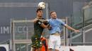 Gelandang Lazio, Manuel Lazzari, berebut bola dengan bek Brescia, Ales Mateju, pada laga lanjutan Serie A pekan ke-37 di Stadion Olimpico, Kamis (30/7/2020) dini hari WIB. Lazio menang 2-0 atas Brescia. (AP Photo/Riccardo De Luca)