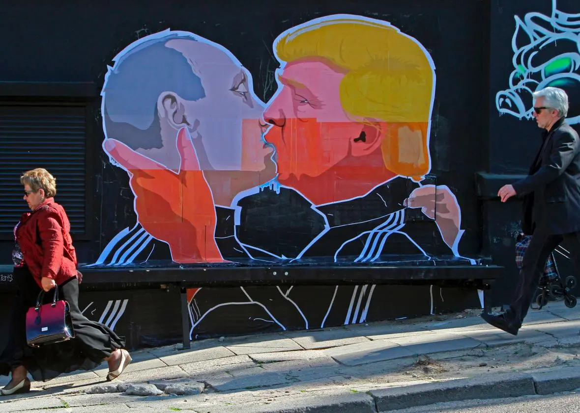 Mural Presiden AS Donald Trump berciuman dengan Presiden Rusia Vladimir Putin di Lithuania (AFP/Petras Malukas)