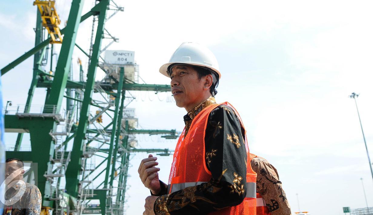 Presiden Jokowi meninjau New Priok Container Terminal (NPCT) 1, Pelabuhan Tanjung Priok, Jakarta, (13/9). Terminal diproyeksikan dapat melayani kapal petikemas berkapasitas I3.000-15.000 TEUs dengan bobot di atas 150.000 DWT. (Liputan6.com/Faizal Fanani)