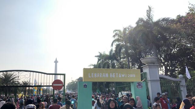 Warga memadati Monas dalam acara Lebaran Betawi di Monas, Minggu (21/7/2019). (Liputan6.com/ Delvira Chaerani Hutabarat)
