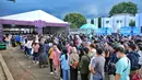 Antusiasme Teman Tulus sudah terlihat sejak siang menuju sore hari. Mereka memadati venue yang menyediakan cenderamata hingga spot untuk mengabadikan momen. [Adrian Putra/Fimela.com]