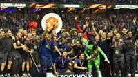 Skuad Manchester United berpose bersama usai menjuarai Liga Europa, Swedia, Kamis (25/5). MU keluar sebagai juara Liga Europa setelah mengalahkan Ajax Amsterdam 2-0 di Friends Arena, Stockholm. (AP Photo)