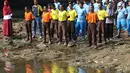 Komunitas Ciliwung bersama pelajar dan warga mengikuti upacara bendera di Sungai Ciliwung, Depok, Jumat (17/8). Upacara HUT ke-73 RI tersebut bertujuan mengedukasi masyarakat untuk menjaga kelestarian Sungai Ciliwung. (Liputan6.com/Immanuel Antonius)