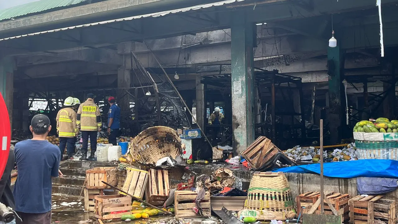 Kebakaran hari ini, Senin (15/12/2025) di Pasar Induk Kramat Jati, Jakarta Timur.