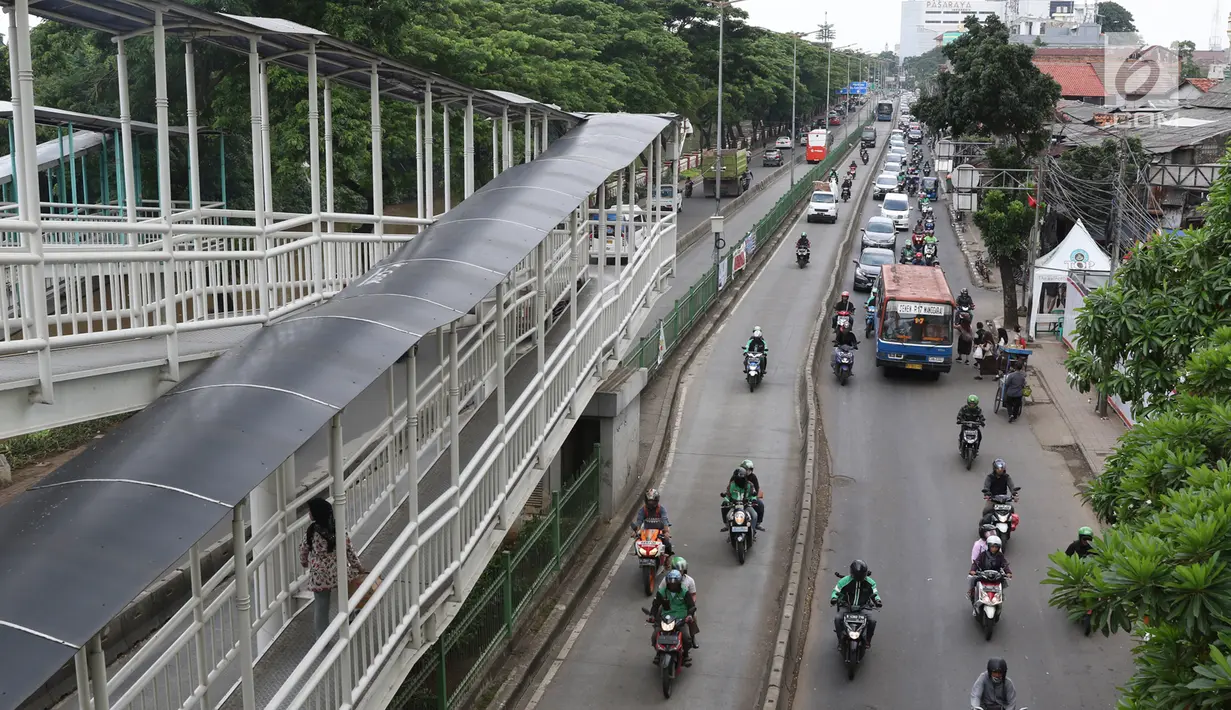 Pengendara motor dan mobil melintasi jalur bus Transjakarta di kawasan Pasar Rumput, Jakarta, Rabu (20/2). Sekitar 510 CCTV akan dipasang di 225 halte Transjakarta di Ibu Kota untuk menerapkan tilang online atau E-Tilang. (Liputan6.com/Immanuel Antonius)
