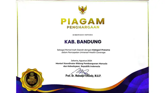 Piagam Penghargaan UHC Award 2024.