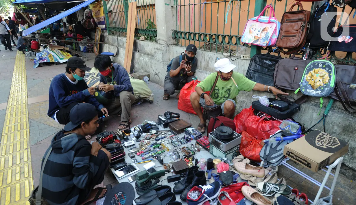 Warga mencari barang bekas di Kebayoran Vintage, Jakarta, Rabu (30/9/2020). Selama masa pandemi penjualan barang-barang bekas  rumah tangga di meningkat hingga 75 % dimana warga menjual barang-barang miliknya untuk mencukupi kebutuhan hidup sehari-hari. (merdeka.com/Arie Basuki)