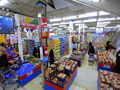 Pengunjung berbelanja bahan makanan dan persediaan saat mereka mempersiapkan diri seminggu menjelang bulan suci puasa Ramadan di supermarket di ibu kota Yaman, Sanaa, Selasa (6/4/2021). (AFP Photo/Mohammed Huwais)