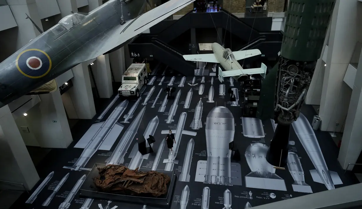 Pekerja berpose dengan karya seniman China Ai Weiwei berjudul History of Bombs di Imperial War Museum, London, Inggris, Rabu (29/7/2020). Imperial War Museum akan kembali dibuka pada 1 Agustus 2020 setelah pemerintah Inggris terus melonggarkan lockdown. (AP Photo/Matt Dunham)