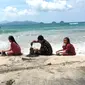 Anak-anak asyik bermain pasir pantai di Pantai Setigi Heni di Lampung Selatan saat liburan akhir tahun (Liputan6.com / Nefri Inge)