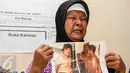 Ibunda korban salah tangkap, Nani menunjukan foto korban salah tangkap bernama didit saat konferensi pers di Gedung LBH, Jakarta, (3/1). Keluarga korban meminta kepada pihak Kepolisian untuk membebaskan terdakwa Didit. (Liputan6.com/Faizal Fanani)