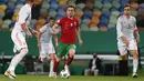 Gelandang Portugal, Diogo Jota (tengah) membawa bola saat bertanding melawan Spanyol pada pertandingan persahabatan di stadion Jose Alvalade di Lisbon, Rabu (7/10/2020). Spanyol bermain imbang 0-0 atas Portugal. (AP Photo/Armando Franca)