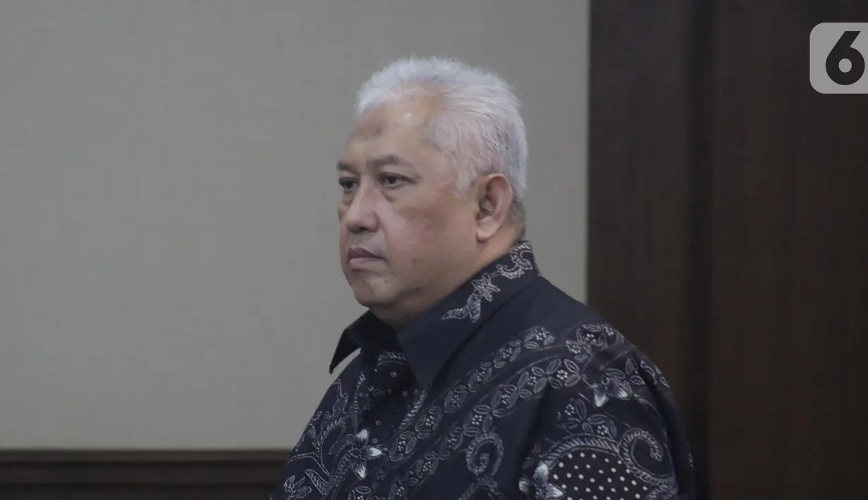Terdakwa suap pengadaan barang di Badan Keamanan Laut (Bakamla), Erwin Syaaf Arief bersiap menjalani sidang pembacaan putusan di Pengadilan Tipikor, Jakarta, Senin (14/10/2019). Erwin Syaaf Arief dinyatakan bersalah dan dihukum 2,5 tahun penjara, denda Rp100 juta. (Liputan6.com/Helmi Fithriansyah)